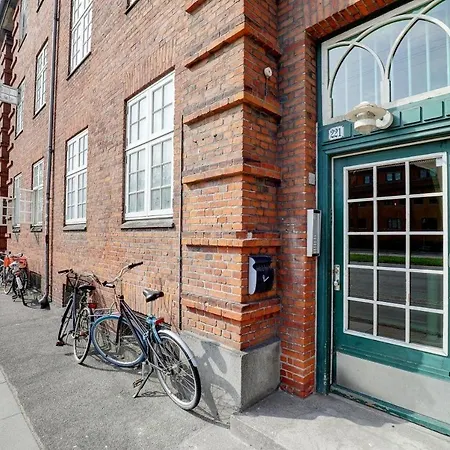Cosy In Residential Part Of Copenhagen, With Free Street Parking And Shared Bathroom *