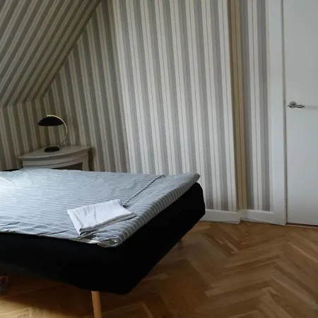 Cosy In Residential Part Of Copenhagen, With Free Street Parking And Shared Bathroom Homestay *